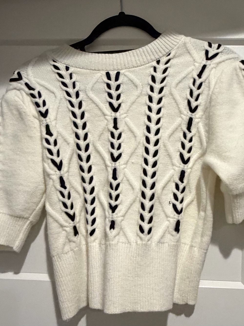 Commense White Knit Short-Sleeve Sweater with Black Stitching